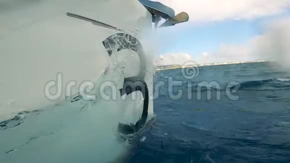 游艇船在海上漂浮的侧景视频的预览图