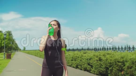 运动时喝能量饮料的女强人视频的预览图