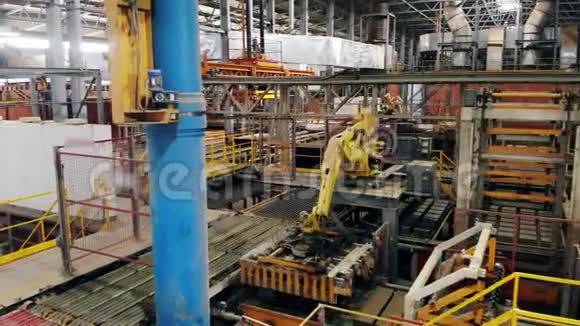 机器人自动化的工业机器正在工厂里运送砖块视频的预览图
