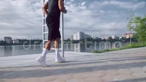 一个肌肉发达的美国年轻人在湖边奔跑视频的预览图