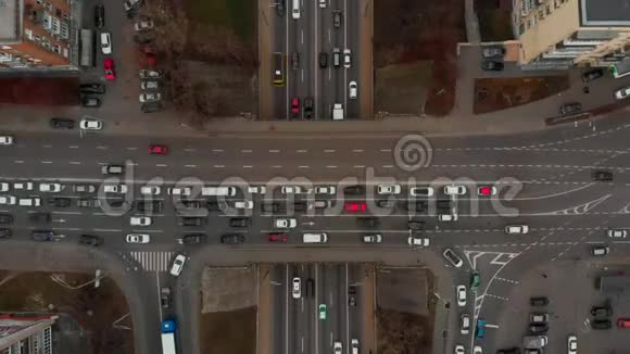 在公路和桥梁上经过的汽车的时间间隔视频的预览图