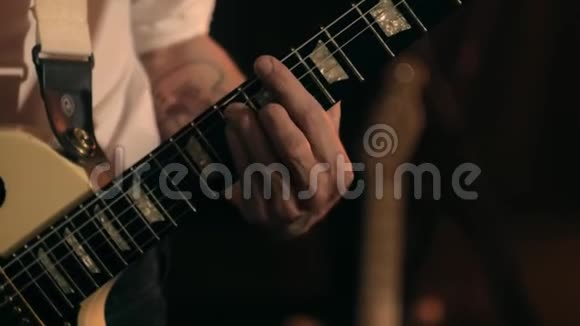 吉他手白电吉他弹奏和弦时的双手特写视频的预览图