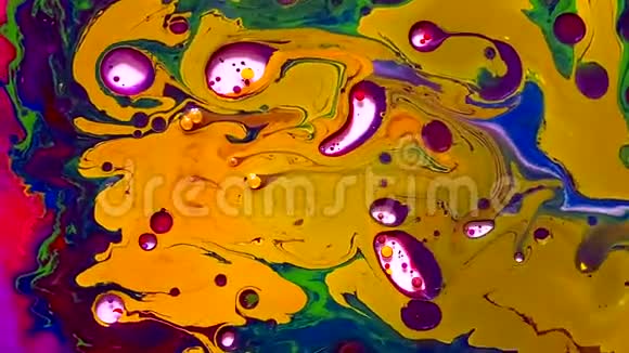 用油彩在水中涂上水彩墨水未来趋势背景视频的预览图