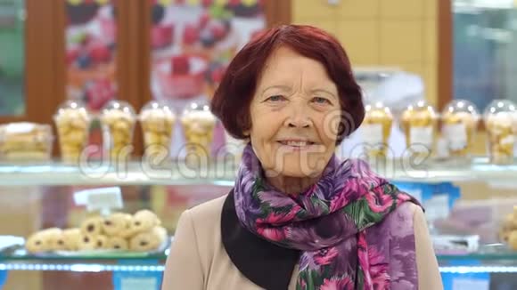 一位年迈的祖母在面包部一家杂货店的画像视频的预览图