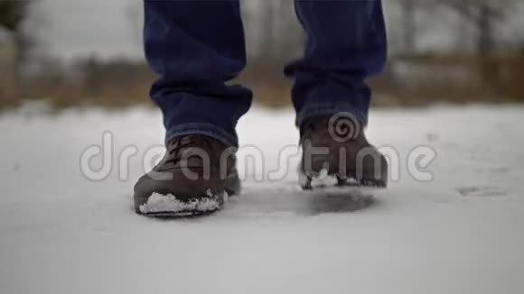 一个人的脚从寒冷中冻结从脚移动到脚视频的预览图