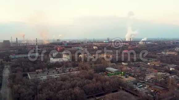 工业区的鸟瞰图空气污染有烟的工厂视频的预览图