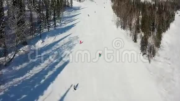 滑雪坡滑雪者和滑雪者滚下跑道一名滑雪者在宽阔的滑雪坡上的空中摄影视频的预览图