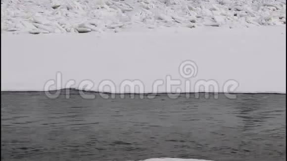 冬天冰雪覆盖河水泛滥视频的预览图
