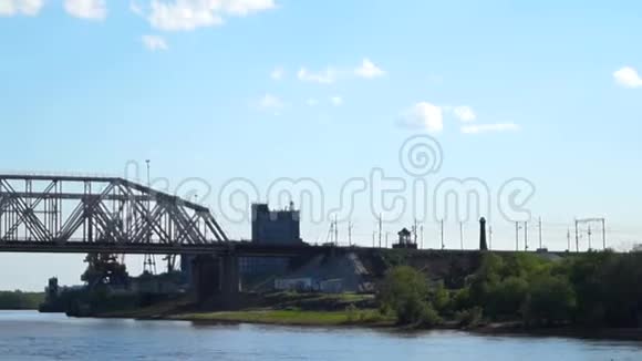 从河上看铁路大桥视频的预览图