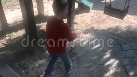 一个男孩在操场上荡空链子秋千在公园里玩得开心的孩子视频的预览图