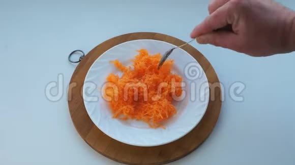 盘子里的胡萝卜视频的预览图