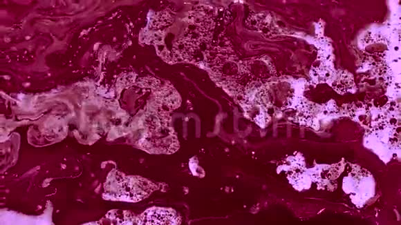 用油在水中的红色水彩墨水未来趋势背景视频的预览图