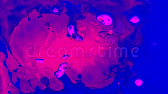 粉红色和蓝色水彩墨水在水中加油未来趋势背景视频的预览图