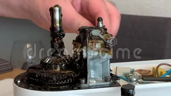 修理和清除厨房搅拌机上的旧油脂视频的预览图