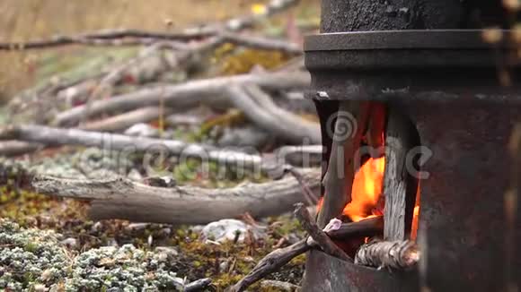 用于烹饪特写的营地炉子视频的预览图