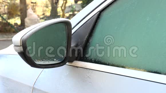 汽车的侧镜上布满了霜和霜视频的预览图