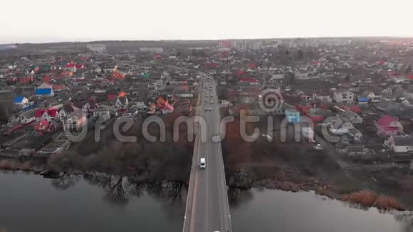 欧洲小城市河流附近桥梁和两座教堂的拉走空中拍摄视频的预览图