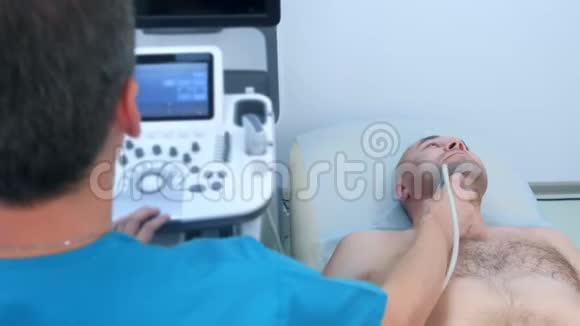 男性医生用超声波扫描仪检查男性患者的甲状腺视频的预览图