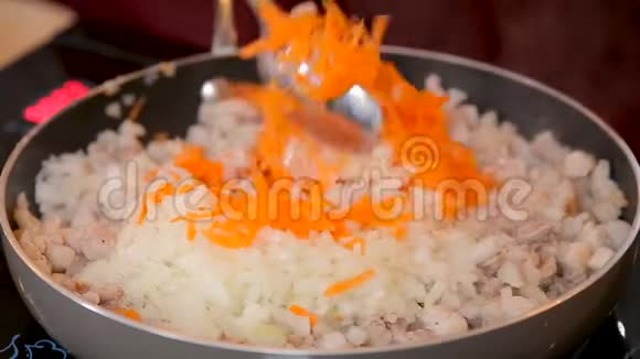 锅中炖的洋葱和胡萝卜肉末视频的预览图