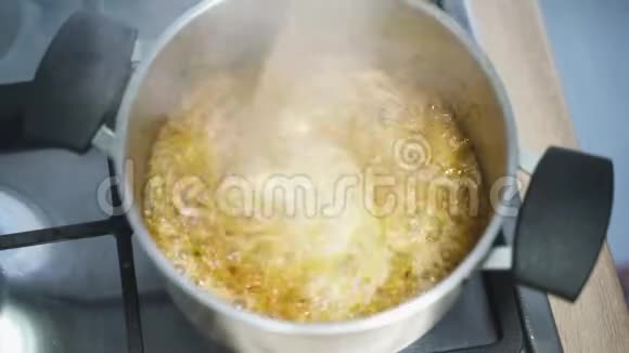 厨房用锅煮焦糖奶油视频的预览图