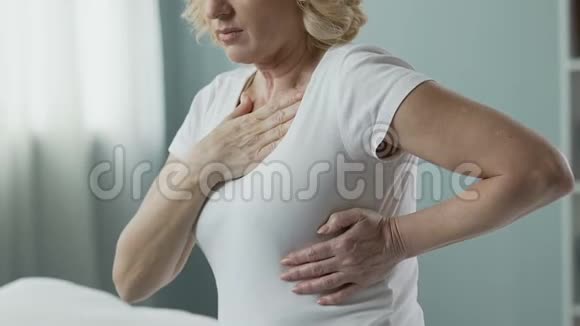 老年妇女双手靠胸心脏有问题生活压力大视频的预览图