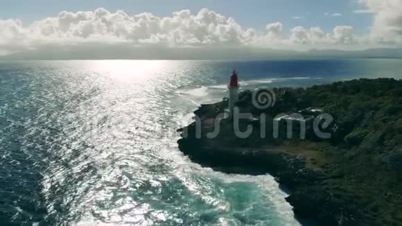 蓝色海洋附近的高灯塔视频的预览图