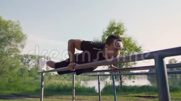 在运动场上做俯卧撑练习的非洲壮汉视频的预览图