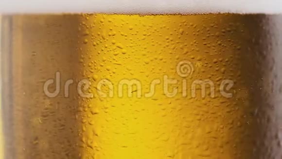 带水滴的玻璃杯中的冷啤酒视频的预览图