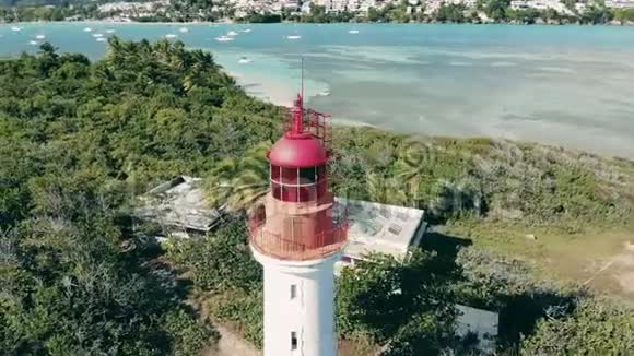 一座灯塔矗立在靠近大海的海湾视频的预览图