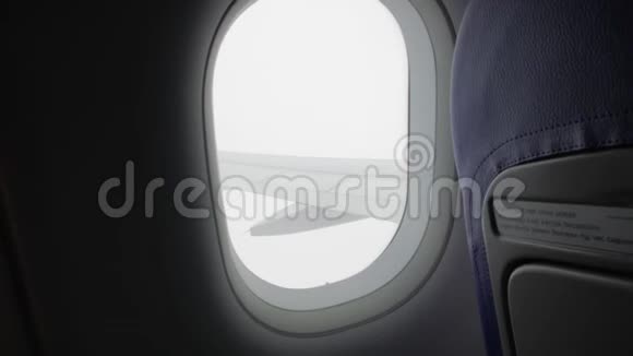 飞机窗外的雾视频的预览图