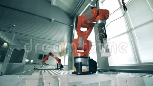 机械化机器人正在运送微小的立方体视频的预览图