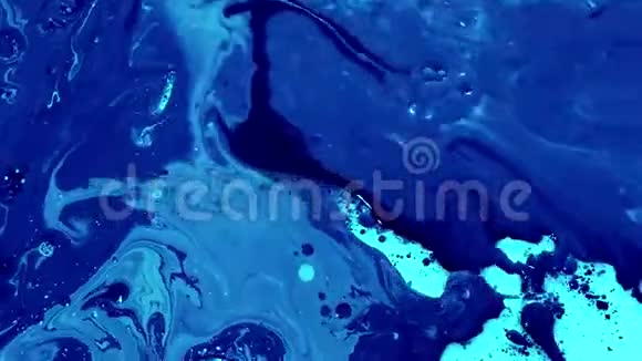 蓝水彩墨水中带油未来趋势背景视频的预览图