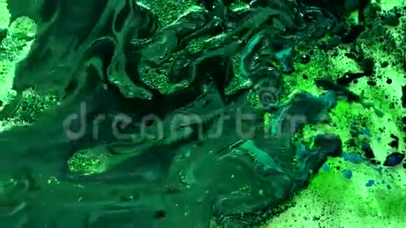 绿色和黑色水彩墨水在水中加油未来趋势背景视频的预览图