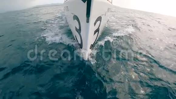 帆船的船头在海上航行慢动作视频的预览图