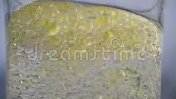 许多黄色气泡干扰容器中清澈的水水中油泡近景石油是视频的预览图
