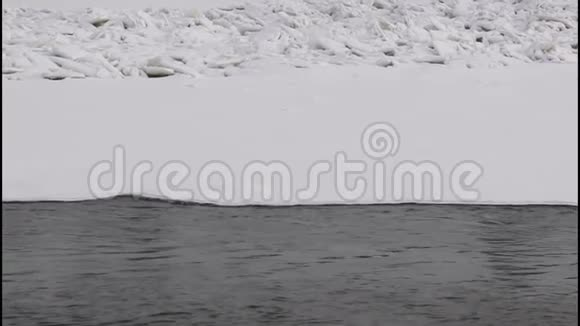 泉涌冰河水流视频的预览图