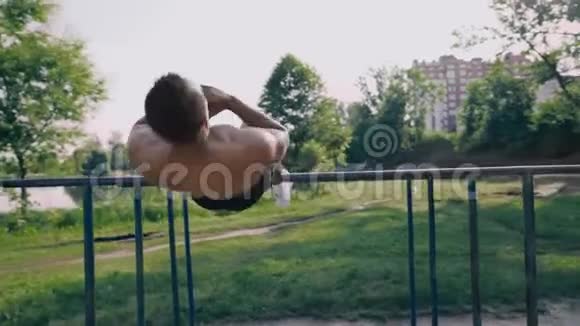 美国男人在户外锻炼胃视频的预览图