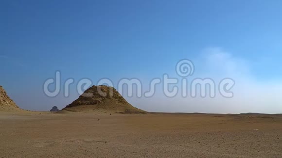 Bent金字塔是一座古埃及金字塔位于达舒尔皇家墓地视频的预览图