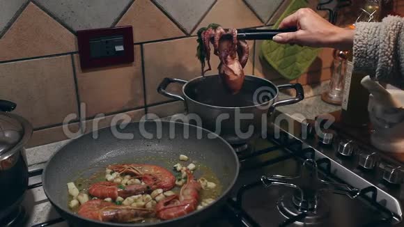 八爪鱼准备在虾锅附近烹饪视频的预览图