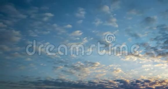 蓝色的天空背景有细小的条纹卷云天气晴朗多风天气视频的预览图