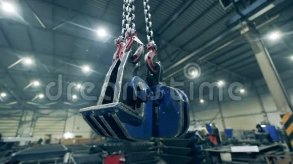 工厂单位与夹紧装置悬挂在钩子上工厂内部视频的预览图