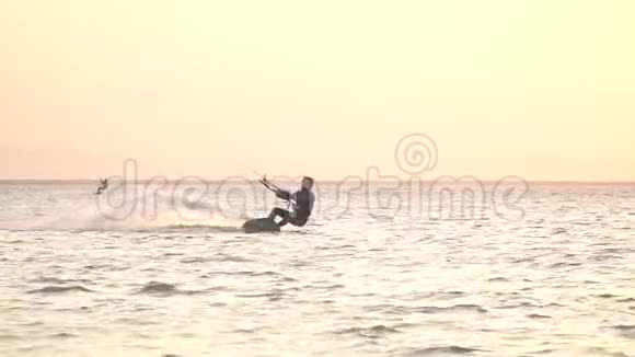巨大的跳跃冲浪者从水中跳跃在空中飞翔极限运动视频的预览图