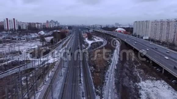 在莫斯科市中心繁忙的高速公路上的无人机空中飞行视频的预览图