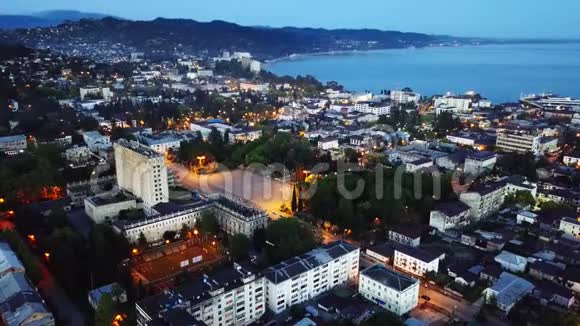 傍晚度假小镇Sukhum从无人驾驶飞机上俯瞰阿布哈兹视频的预览图
