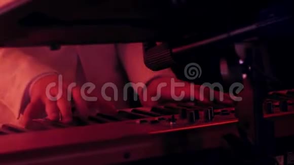 钢琴家在键盘上弹奏一首歌的手的特写视频的预览图
