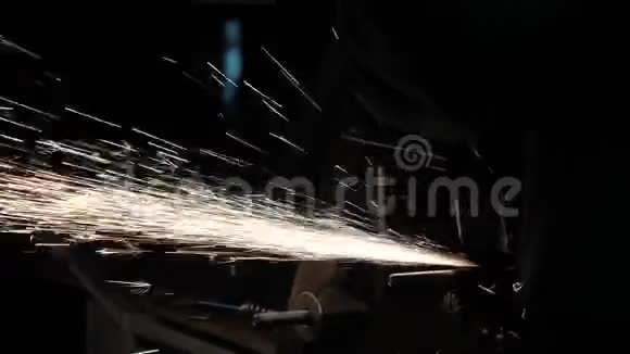 一个工人在工厂加工金属火花飞起来特写镜头圆锯在车间里切割金属男人在工作视频的预览图