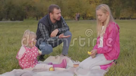 大胡子的白种人在秋天的草地上对他的大女儿大喊大叫金发少年为自己辩护责备自己视频的预览图
