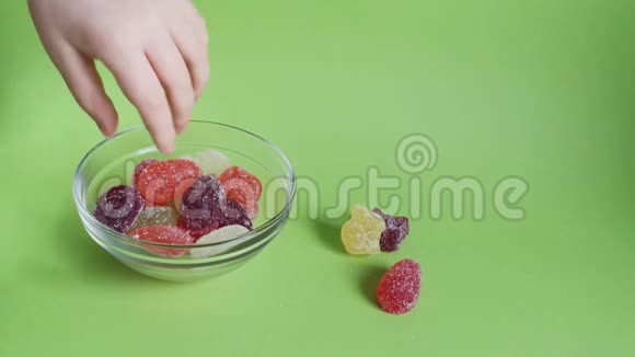 孩子的手从绿色的玻璃碗里拿着果酱孩子们的复活节对甜蜜的依赖概念无法停止视频的预览图
