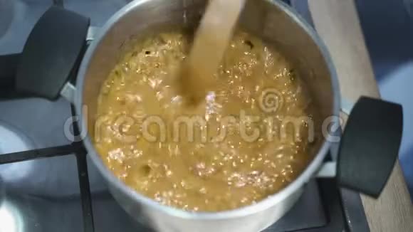 厨房用锅煮焦糖奶油视频的预览图