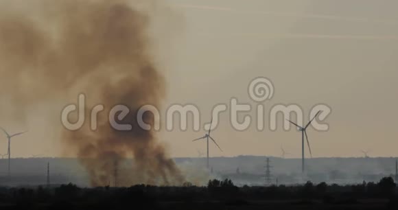 风力涡轮机和火灾烟雾视频的预览图